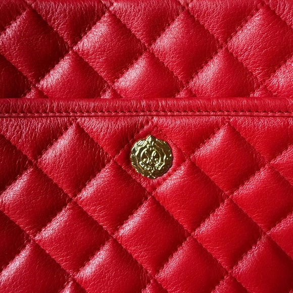 Medallion quilted Leather‎ Crossbody Bag Gold Chain Strap Emblem Accent - Picture 2 of 7